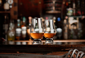 2 whiskyglas auf einem Tisch - spiritwhisky homepage image of whisky