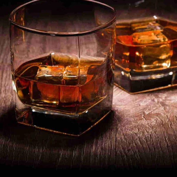 design whiskyglas in dunkler umgebung