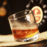 Schräg stehendes whiskyglas spiritwhisky