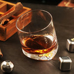 Schräg stehendes whiskyglas spiritwhisky