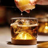 Whiskyglas mit Holzsockel aus schwarzem Walnussholz spiritwhisky